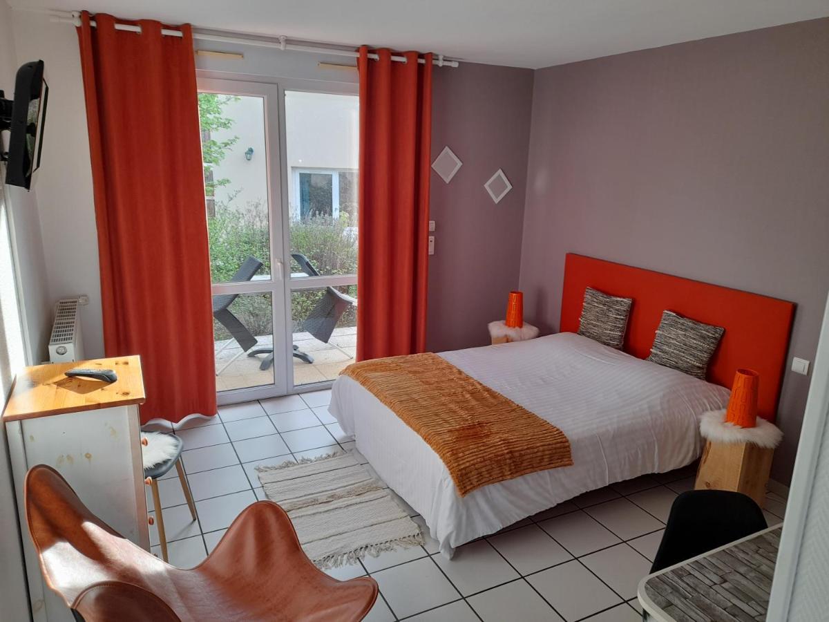 Hotel De L'Ile D'Amour Langeac Esterno foto