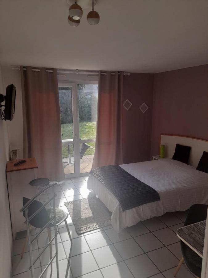 Hotel De L'Ile D'Amour Langeac Esterno foto