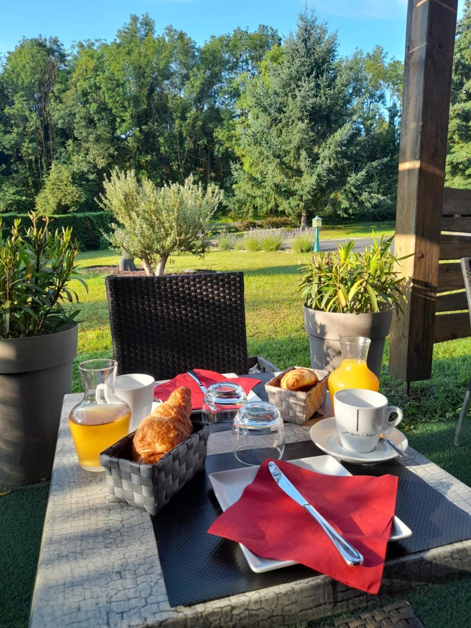 Hotel De L'Ile D'Amour Langeac Esterno foto